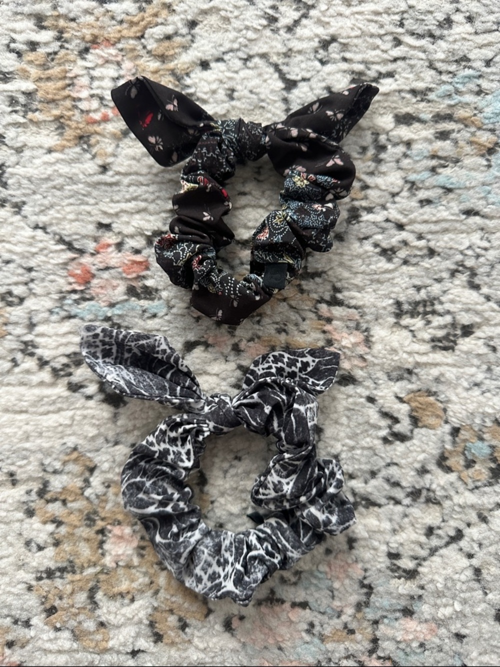 Bundle (2x) of Black Lululemon Tie Scrunchies